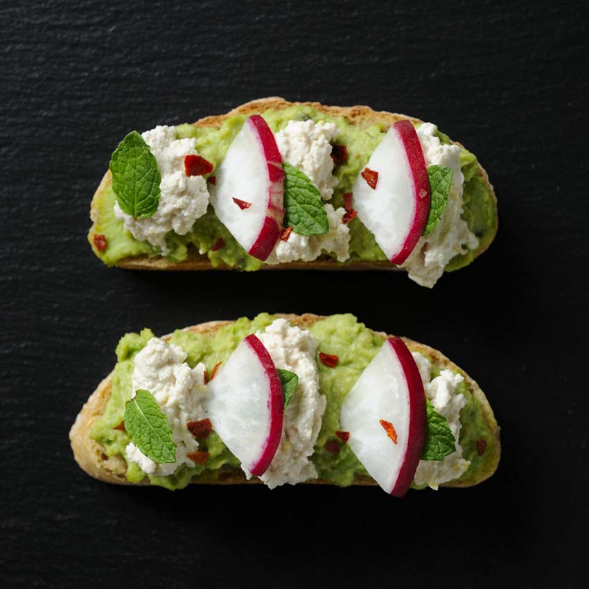 crostini with pea- hummus, almondricotta and radishes