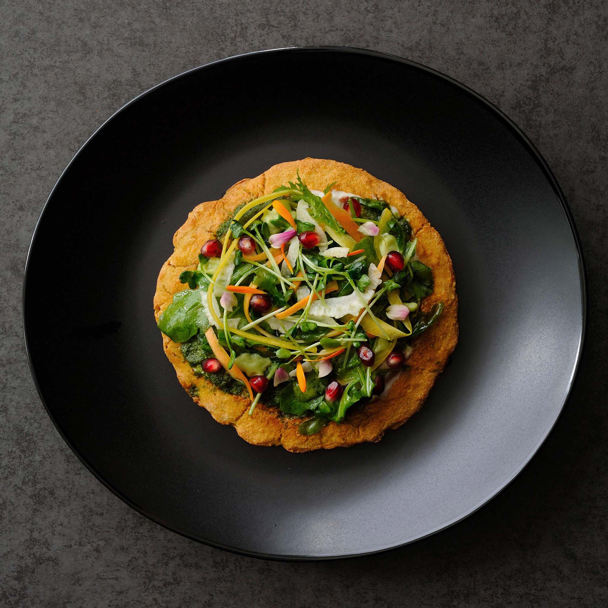 Fritatta mit Fenchel- und Karottenstreifen - garniert mit Granatapfelkernen