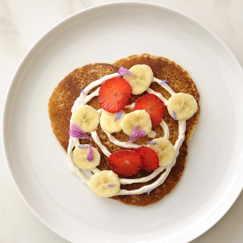 Pancakes mit Erdbeeren und Bananen