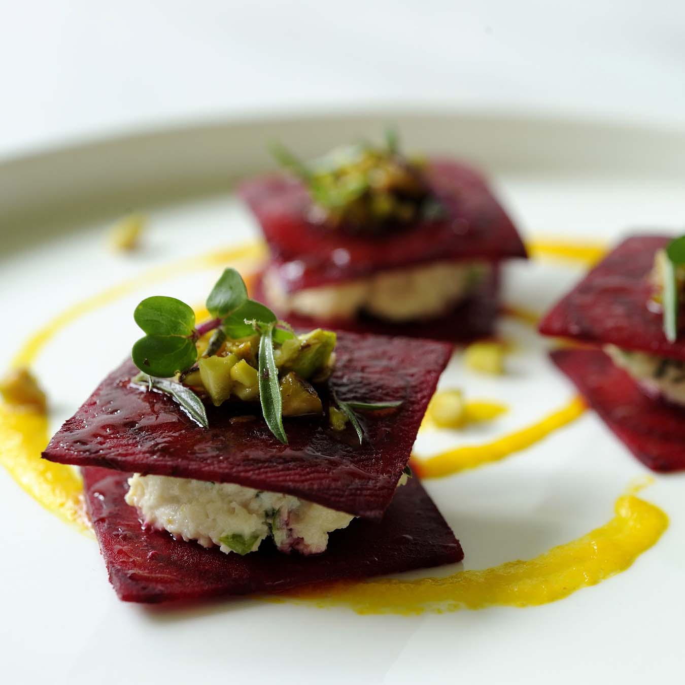 Rote Beete Ravioli mit Cashew-Käse gefüllt