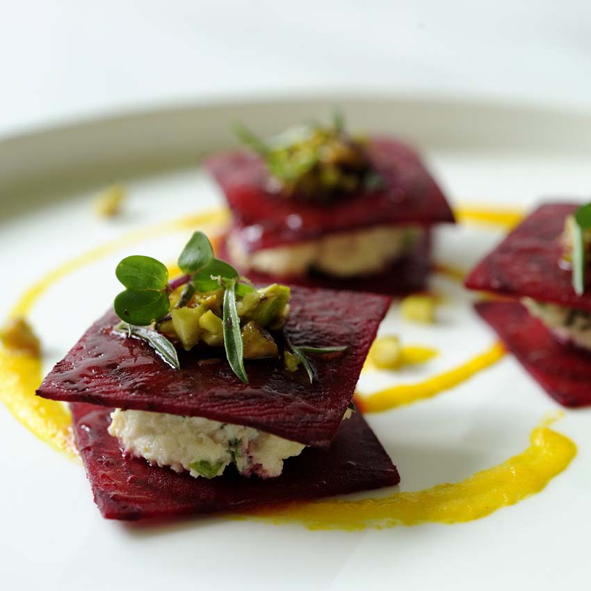 Rote Beete Ravioli mit Cashew-Käse gefüllt