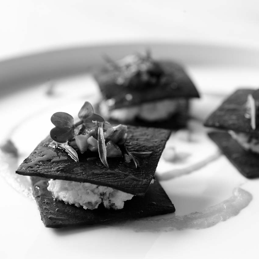 Rote Beete Ravioli mit Cashew-Käse gefüllt