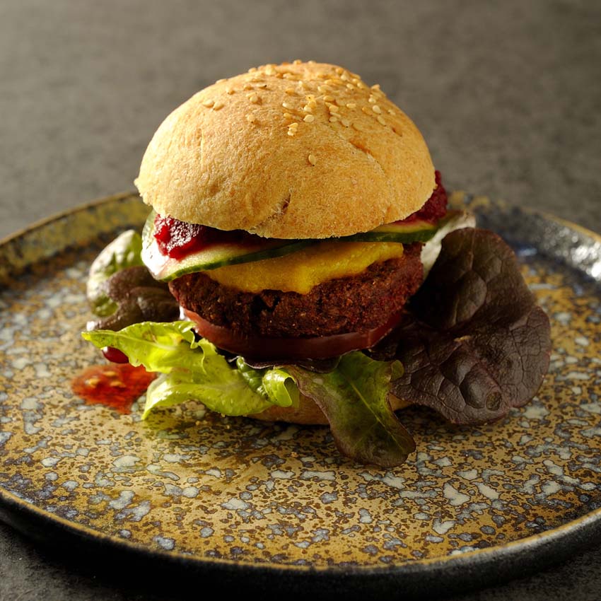 Plant-based Burger mit Ketchup und Cheddar